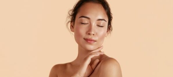 beneficios-resveratrol-piel-radiante-farmawell rimer plano de piel saludable, luminosa e hidratada bajo luz natural, representando el cuidado de los antioxidantes.