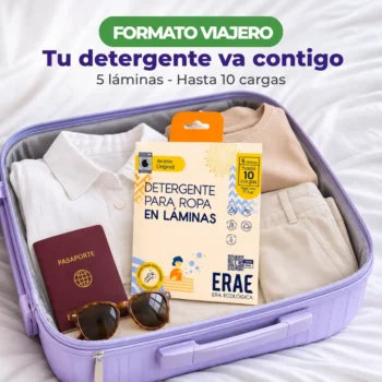 Sobre de detergente en láminas ERAE dentro de una maleta de viaje